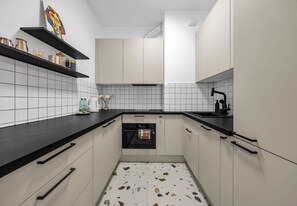Een koelkast, een oven, een kookplaat, een vaatwasser