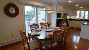 Dining - Delightful 4-bedroom house with AC in charming Falmouth (Falmouth)