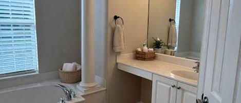 Secador de cabelo, toalhas de banho, sabonete, papel higiênico