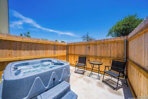 Terrace/patio - Cabin in the heart of texas (Fredericksburg)