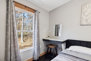 Desk, iron/ironing board, free WiFi, bed sheets