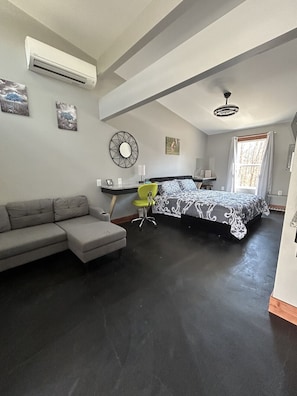 1 habitación, escritorio, tabla de planchar con plancha y wifi gratis 