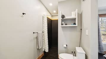 Secadora de cabello, toallas, shampoo, papel de baño