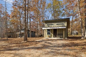 Exterior - Cabins off the Trace: Cabin 2 (Summertown)