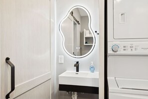 Hair dryer, towels, shampoo, toilet paper - Cabins off the Trace: Cabin 2 (Summertown)