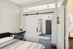 1 bedroom, desk, iron/ironing board, WiFi