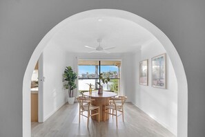 Dining - Palm Springs Waterfront Retreat - Prime Gold Coast location (Broadbeach Waters)