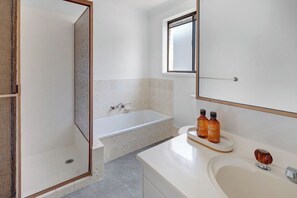 Hair dryer, towels, soap, toilet paper - Palm Springs Waterfront Retreat - Prime Gold Coast location (Broadbeach Waters)
