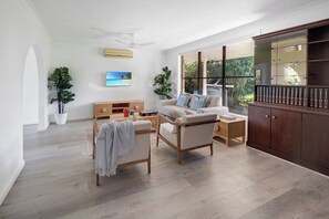 Interior - Palm Springs Waterfront Retreat - Prime Gold Coast location (Broadbeach Waters)