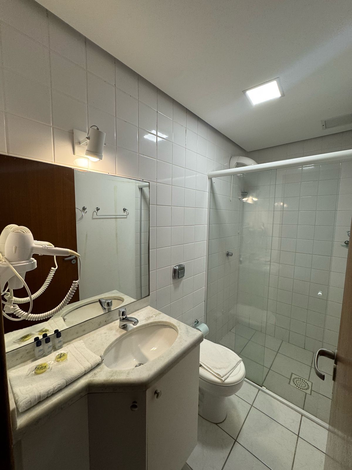 Apartamento standard | Banheiro | Chuveiro, secador de cabelo, toalhas de banho, sabonete