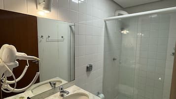 Apartamento standard | Banheiro | Chuveiro, secador de cabelo, toalhas de banho, sabonete