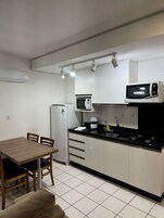 Refrigerador, microondas, placa de cocina, utensilios de cocina