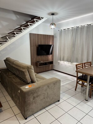 Deluxe Suite | Living area | TV