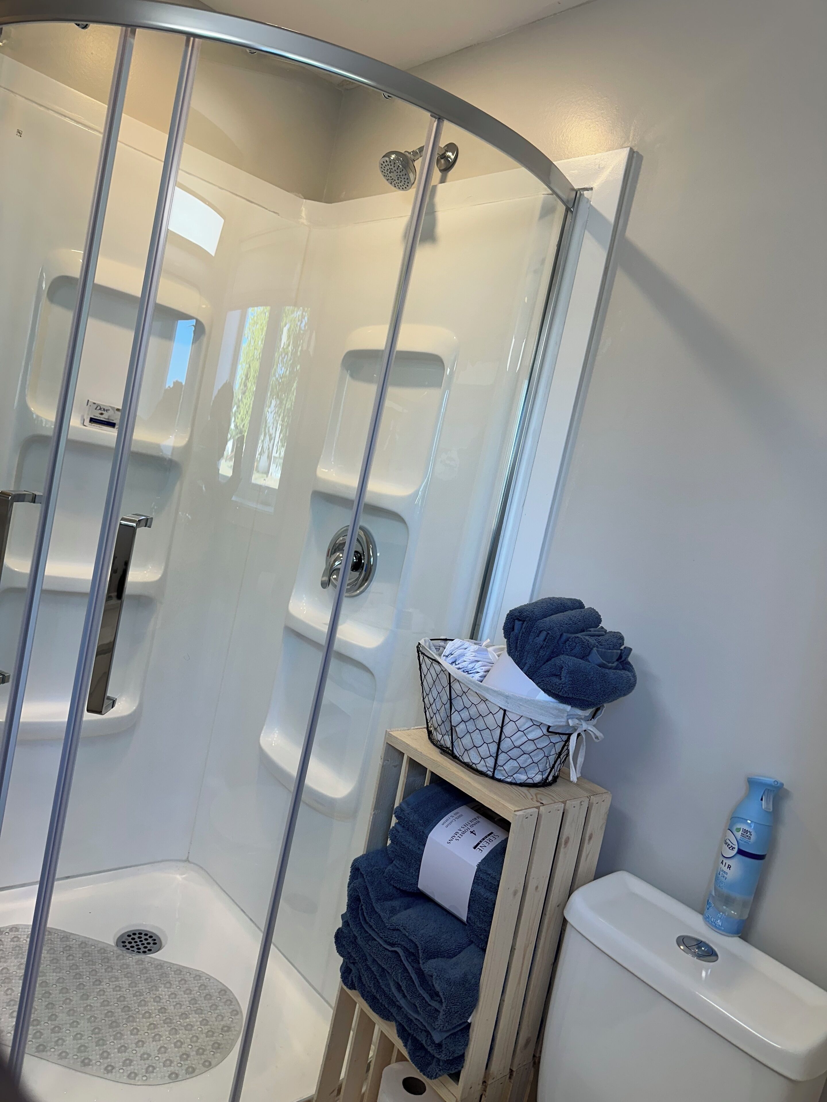 Haartrockner, Handtücher, Seife, Toilettenpapier