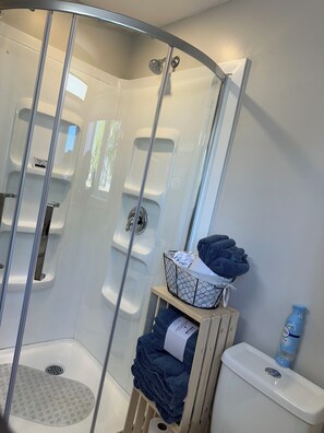 Haartrockner, Handtücher, Seife, Toilettenpapier