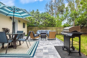 Outdoor dining - Peaceful Beach Bum – A Relaxed Butler Beach Retreat (St. Augustine)