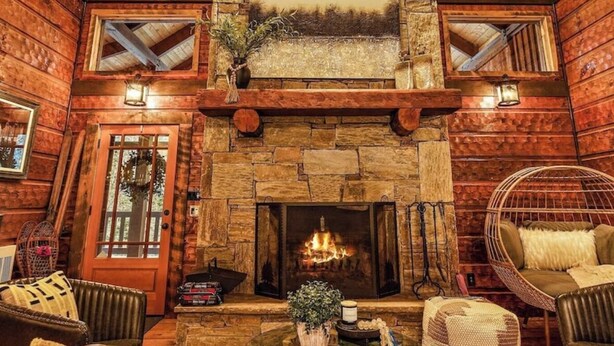 Interior - Serene 2-bedroom cabin with AC in Beech Mountain, hot tub Large Deck, Fire place (Beech Mountain)