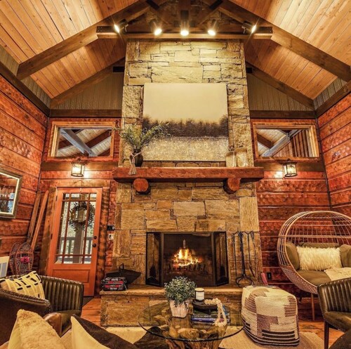 Serene 2-bedroom cabin with AC in Beech Mountain, hot tub Large Deck, Fire place