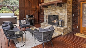Terrace/patio - Serene 2-bedroom cabin with AC in Beech Mountain, hot tub Large Deck, Fire place (Beech Mountain)