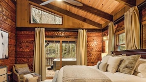 2 bedrooms, iron/ironing board, WiFi, bed sheets - Serene 2-bedroom cabin with AC in Beech Mountain, hot tub Large Deck, Fire place (Beech Mountain)