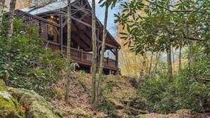 Property grounds - Serene 2-bedroom cabin with AC in Beech Mountain, hot tub Large Deck, Fire place (Beech Mountain)