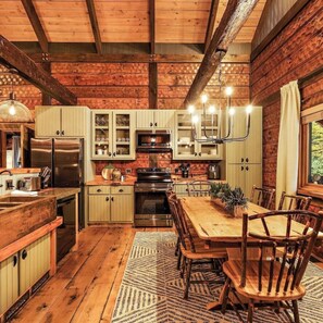 Microwave, oven, stovetop, dishwasher - Serene 2-bedroom cabin with AC in Beech Mountain, hot tub Large Deck, Fire place (Beech Mountain)