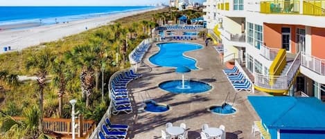 Una piscina techada, una piscina al aire libre