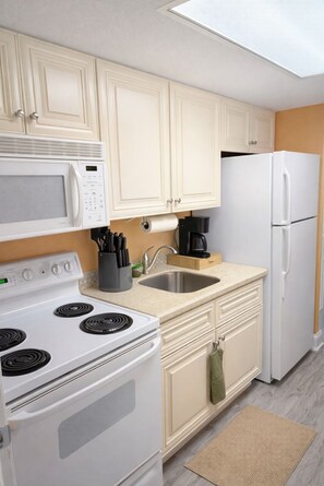 Fridge, microwave, oven, stovetop - OCEANFRONT Condo in N. Myrtle Beach Indoor & Outdoor pools & Lazy River. Sleep 6 (North Myrtle Beach)
