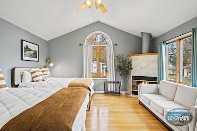 Lakeview Terrace | Sauna |Screened-in Porch|Firepit|10 mins to Wilmot Ski