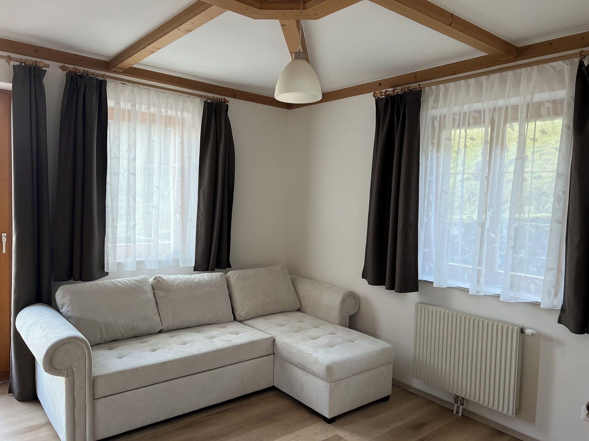 Ferienwohnung mit Terrasse am Bauernhof-Wohnzimmer mit Schlafcouch