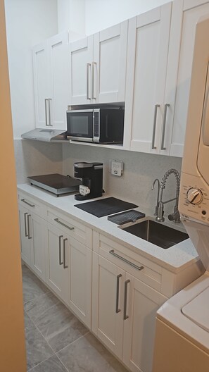 Paper towels - Brand-New Cozy Studio in Vibrant Cape Coral – Fully Equipped & Stylish (Cape Coral)