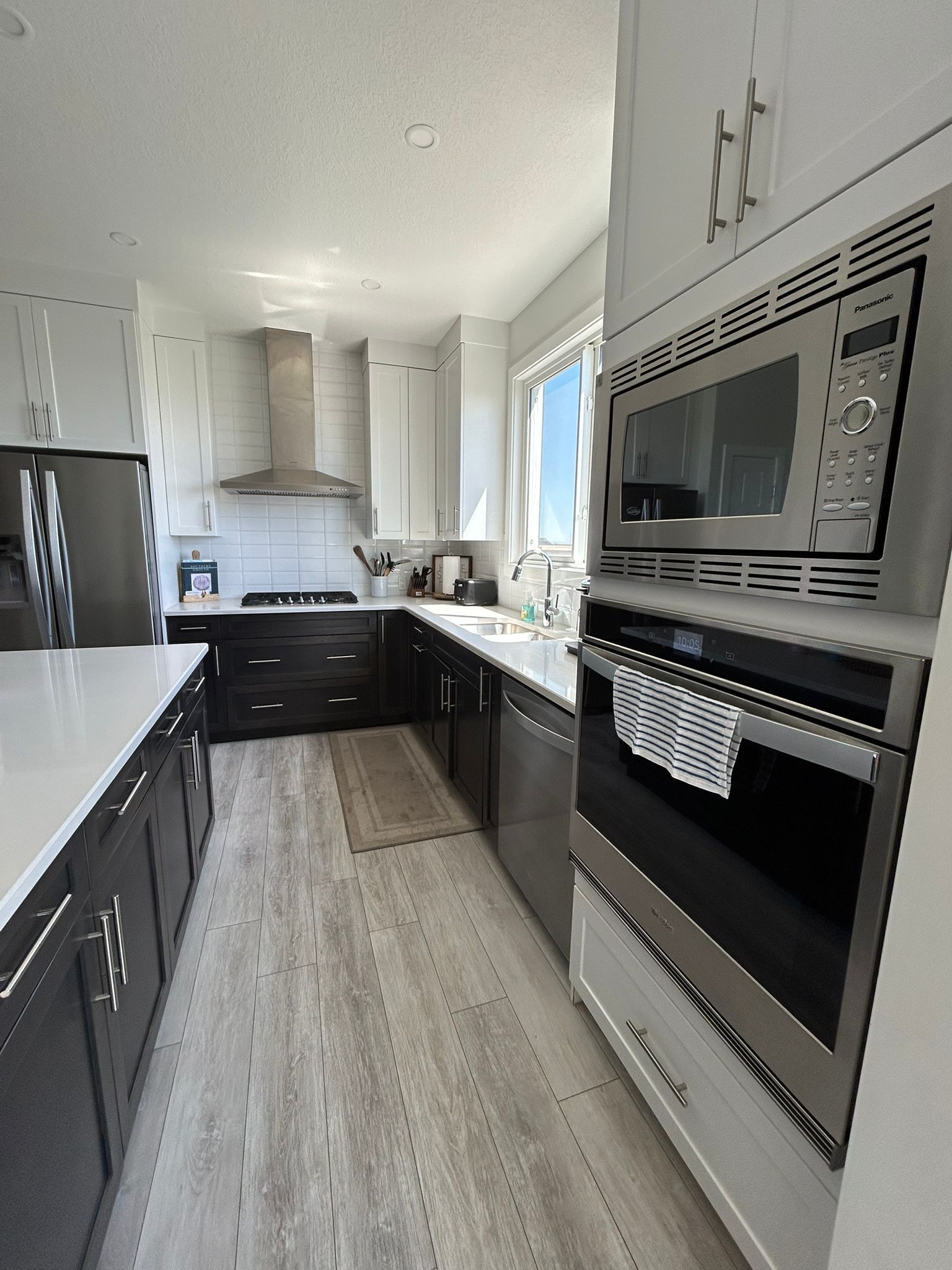 Mikrobølgeovn, ovn, kokeplater og oppvaskmaskin