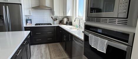 Mikrobølgeovn, ovn, kokeplater og oppvaskmaskin