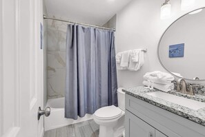 Un baño moderno con bañera, inodoro y lavabo.