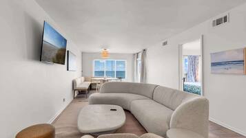 Tv, eldstad och kontor