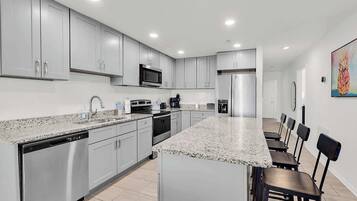 Kylskåp, mikrovågsugn, ugn och spishäll