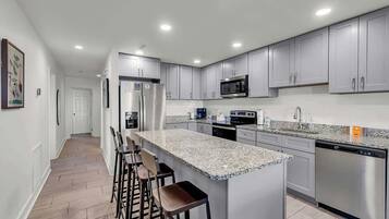 Kylskåp, mikrovågsugn, ugn och spishäll