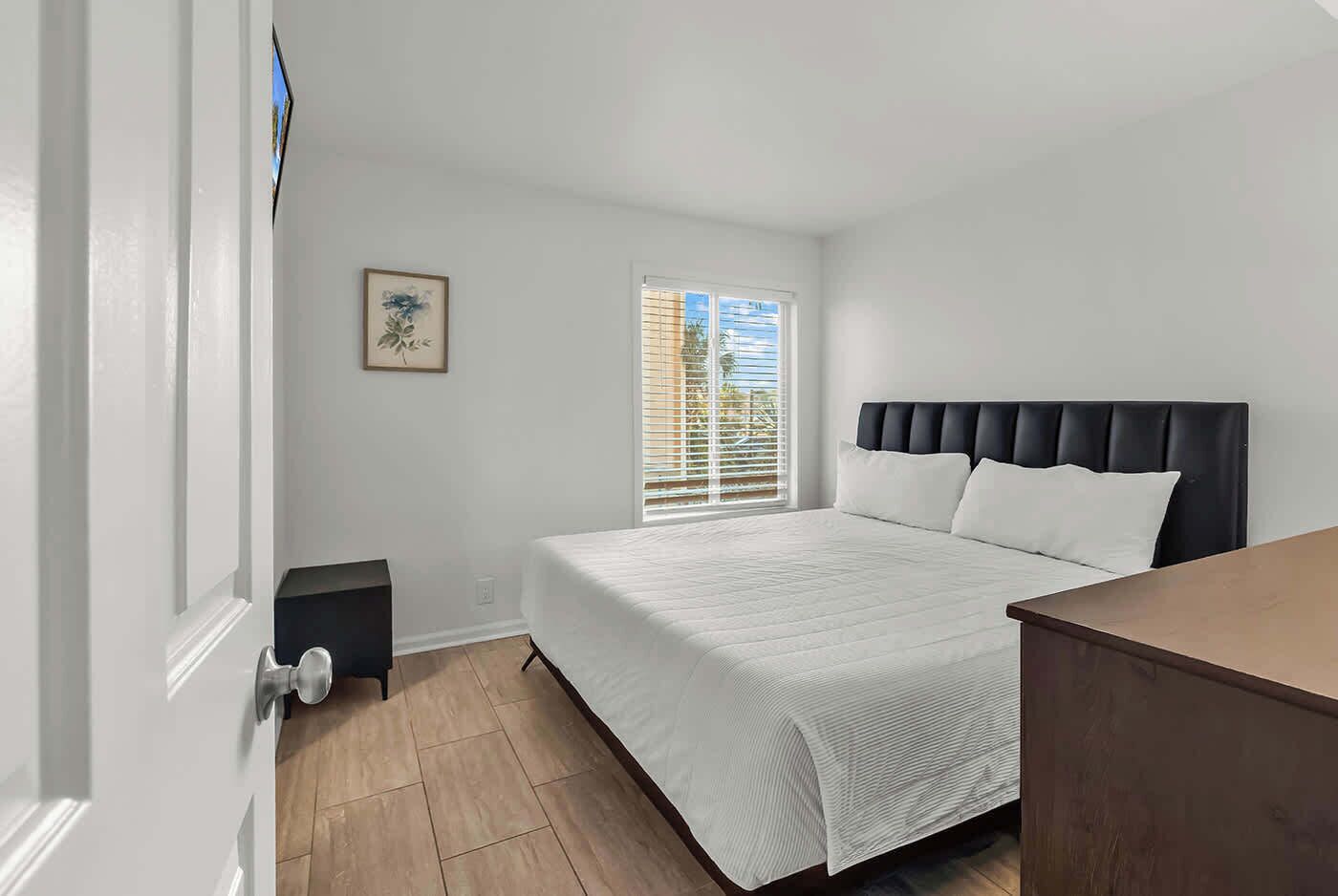 Silitysrauta/-lauta, vauvan matkasänky, Wi-Fi, vuodevaatteet