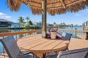 Outdoor dining - Niccola Tropical Waterfront Vacation Home Cape Coral (Cape Coral)