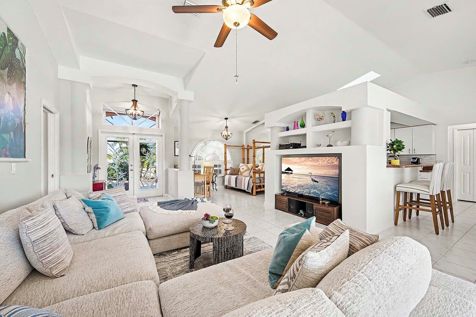 Smart-TV, bøker og kontorer