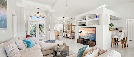 Smart TV, libros y oficina