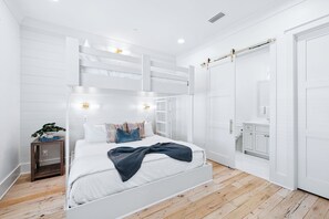 8 slaapkamers, een strijkplank/strijkijzer, gratis wifi, beddengoed