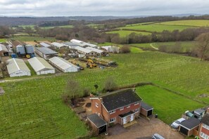 Exterior - Cosy 3BR Country Home Near Vineyards (Uckfield)