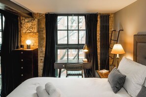 Iron/ironing board, WiFi, bed sheets - Modern Loft Apt in Victorian Conversion w/ Parking (London)