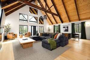 Smart TV, chimenea, futbolito y libros 