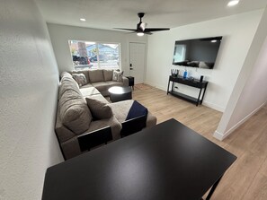 TV - Pet Friendly Remodeled Pool Home Blocks to ASU & minutes to Old Town Scottsdale (Tempe)