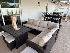 Outdoor dining - Pet Friendly Remodeled Pool Home Blocks to ASU & minutes to Old Town Scottsdale (Tempe)