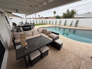 Outdoor dining - Pet Friendly Remodeled Pool Home Blocks to ASU & minutes to Old Town Scottsdale (Tempe)