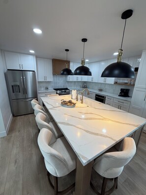 Microwave, oven, stovetop, dishwasher - Pet Friendly Remodeled Pool Home Blocks to ASU & minutes to Old Town Scottsdale (Tempe)