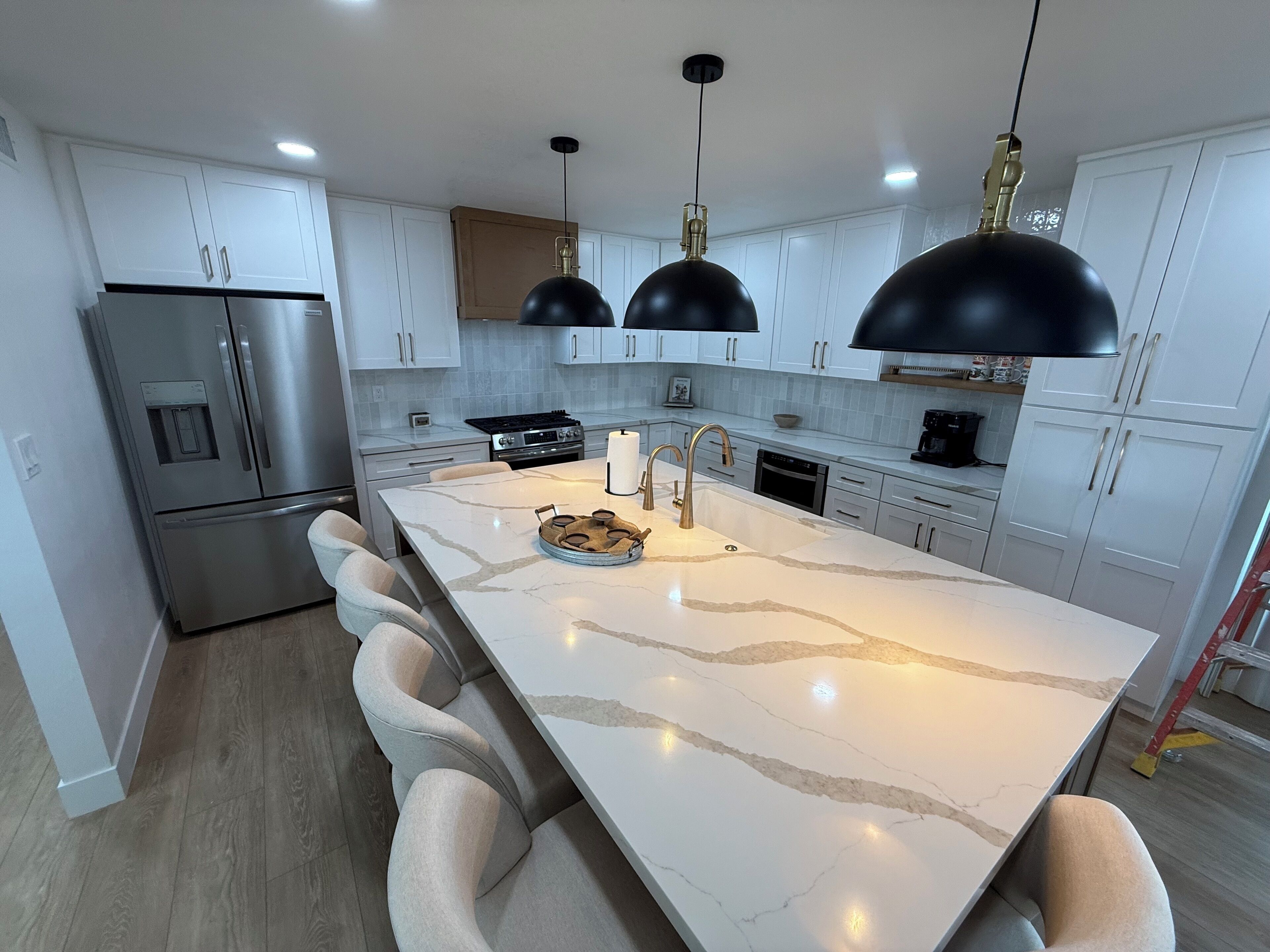 Micro-ondes, four, plaque de cuisson, lave-vaisselle